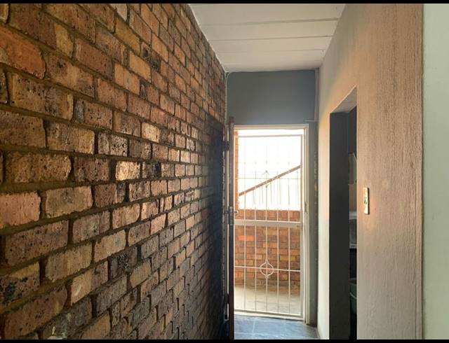 2 BEDROOM APARTMENT FOR SALE IN KEMPTON PARK CENTRAL